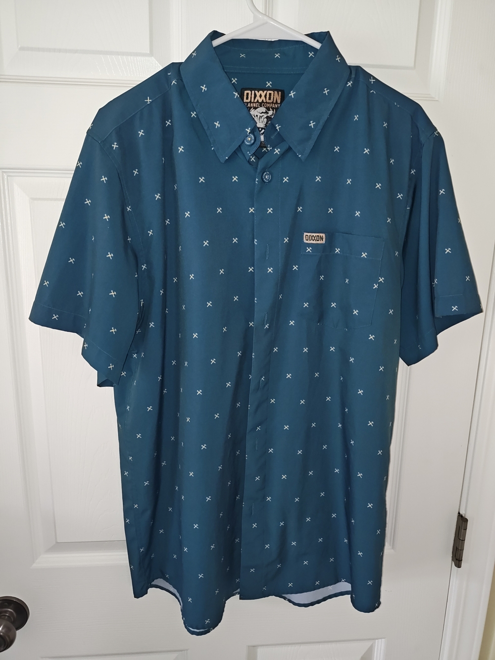Dixxon short sleeve party shirt in men’s size Medium. Excellent condition